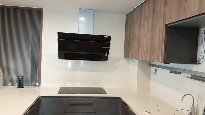 Sự kết hợp tinh tế tủ gỗ công nghiệp An Cường và mặt đá hàn quốc uốn cong tạo ra một tổng thể hài hòa cho căn bếp chung cư hiện đại